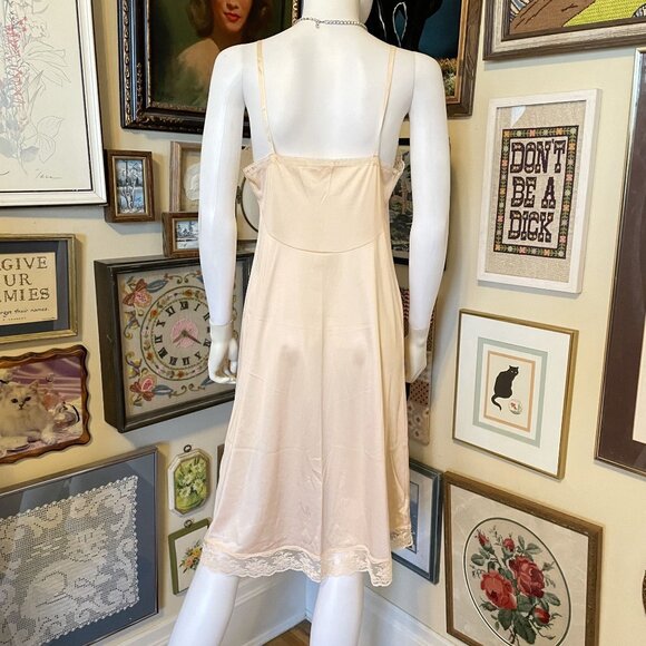 80s Vintage Montgomery Ward Womens Peach Nylon Slip Dress with Lace Size 36 - Picture 4 of 6